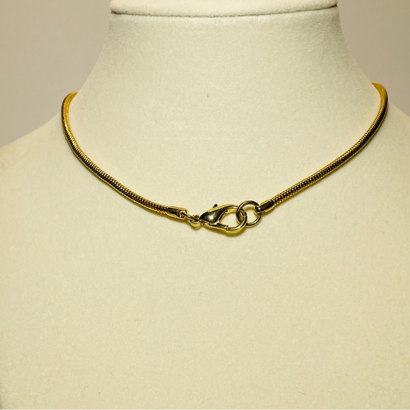 Vintage Rivoli Crystal Pendant gold tone on chain measuring 16”. Classic Vintage - Picture 7 of 8